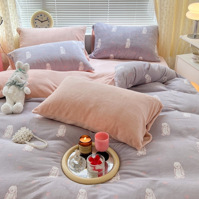 91家纺网 家纺一手货源 找家纺 昔可 2022新款牛奶绒卡通系列四件套 呆萌兔兔