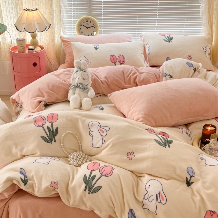 91家纺网 家纺一手货源 找家纺 昔可 2022新款牛奶绒卡通系列四件套 粉粉郁金兔