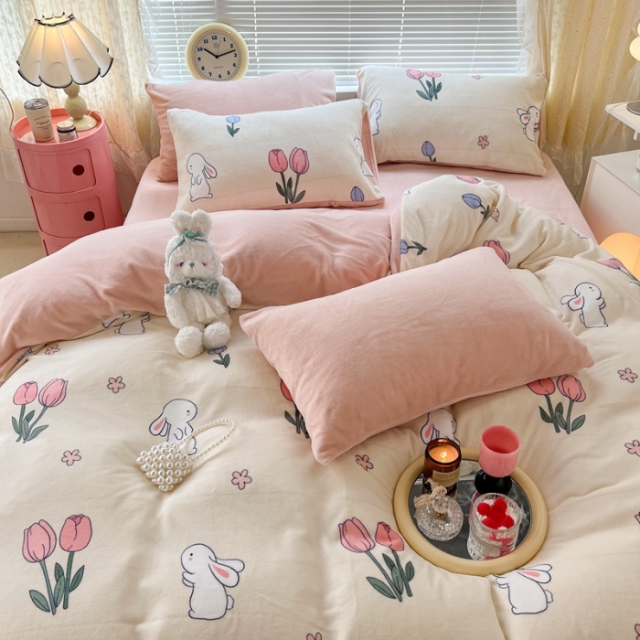 91家纺网 家纺一手货源 找家纺 昔可 2022新款牛奶绒卡通系列四件套 粉粉郁金兔