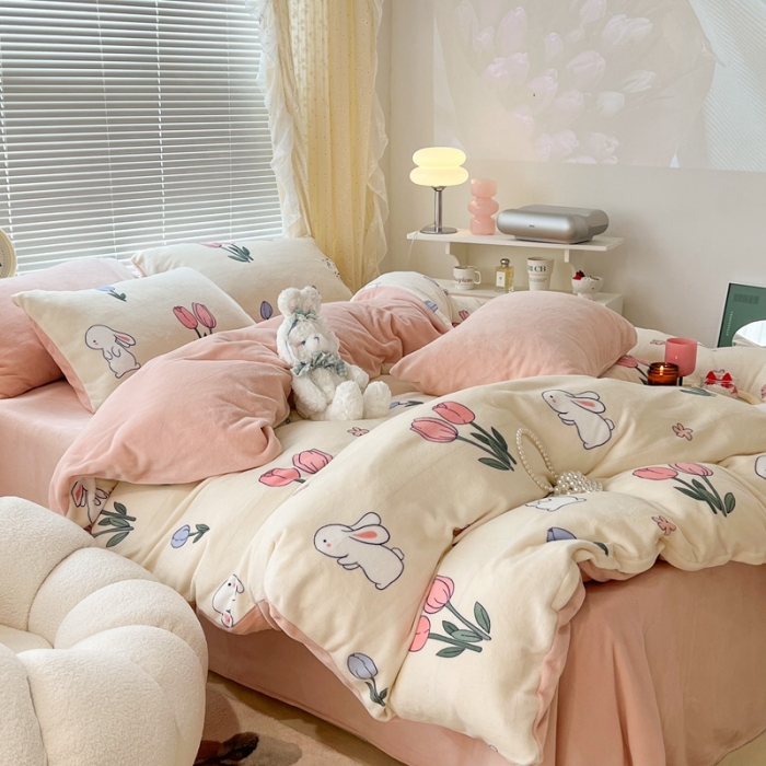 91家纺网 家纺一手货源 找家纺 昔可 2022新款牛奶绒卡通系列四件套 粉粉郁金兔