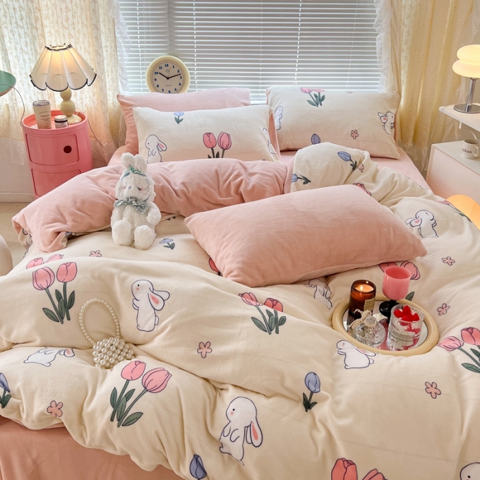 91家纺网 家纺一手货源 找家纺 昔可 2022新款牛奶绒卡通系列四件套 粉粉郁金兔