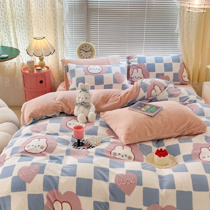 91家纺网 家纺一手货源 找家纺 昔可 2022新款牛奶绒卡通系列四件套 蓝棋盘兔兔