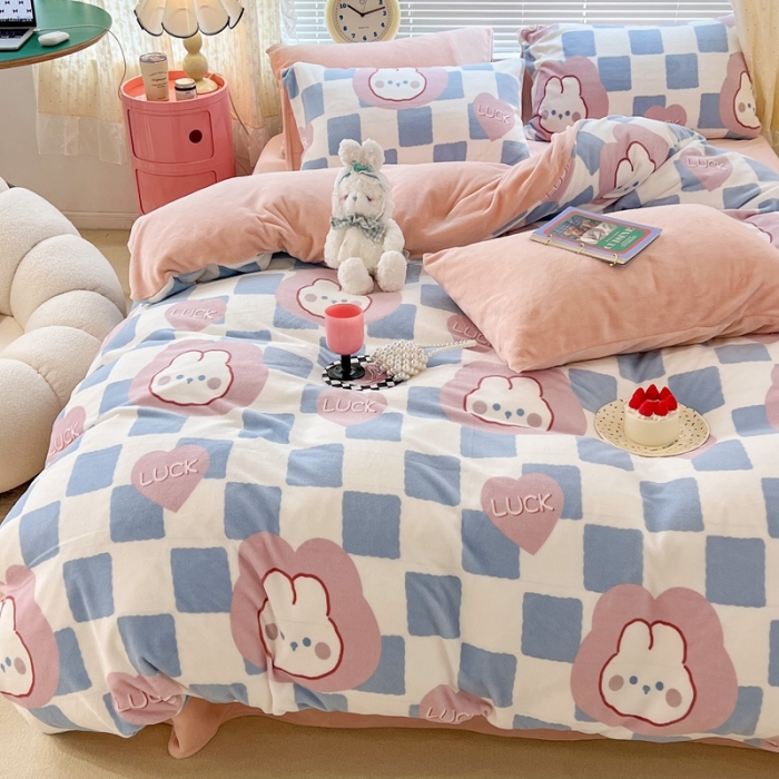 91家纺网 家纺一手货源 找家纺 昔可 2022新款牛奶绒卡通系列四件套 蓝棋盘兔兔