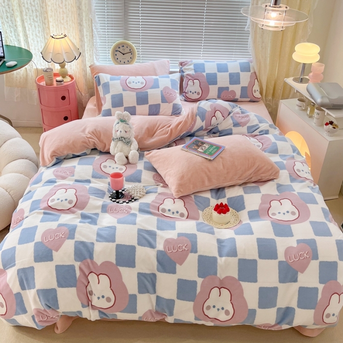 91家纺网 家纺一手货源 找家纺 昔可 2022新款牛奶绒卡通系列四件套 蓝棋盘兔兔