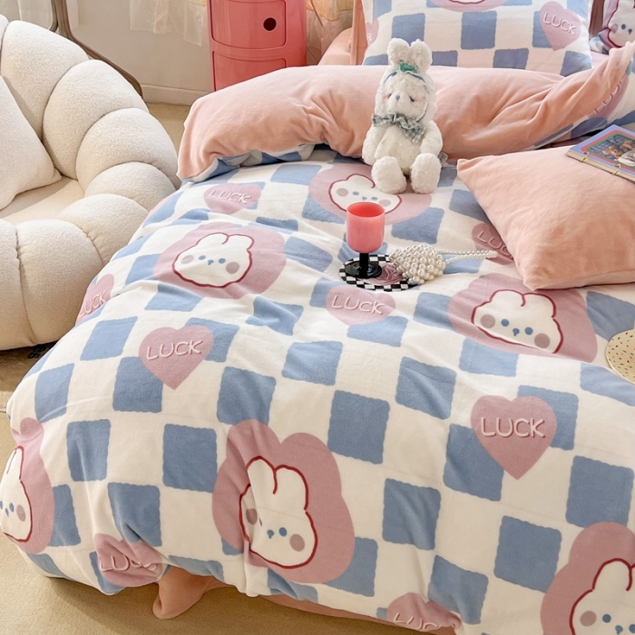 91家纺网 家纺一手货源 找家纺 昔可 2022新款牛奶绒卡通系列四件套 蓝棋盘兔兔