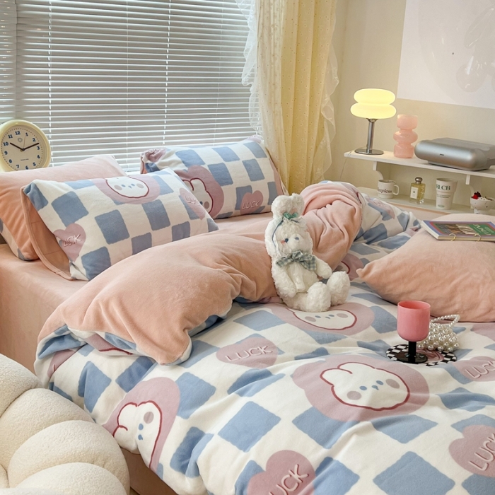 91家纺网 家纺一手货源 找家纺 昔可 2022新款牛奶绒卡通系列四件套 蓝棋盘兔兔