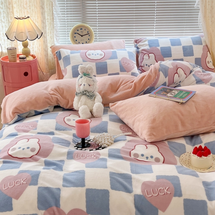 91家纺网 家纺一手货源 找家纺 昔可 2022新款牛奶绒卡通系列四件套 蓝棋盘兔兔