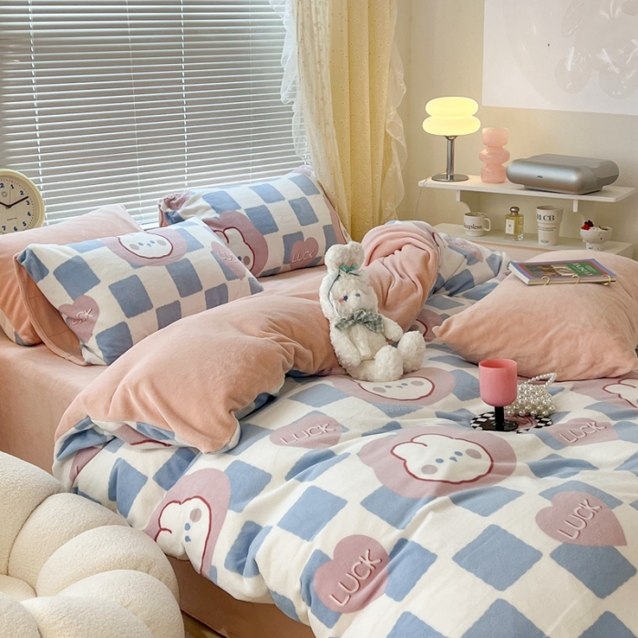 91家纺网 家纺一手货源 找家纺 昔可 2022新款牛奶绒卡通系列四件套 蓝棋盘兔兔