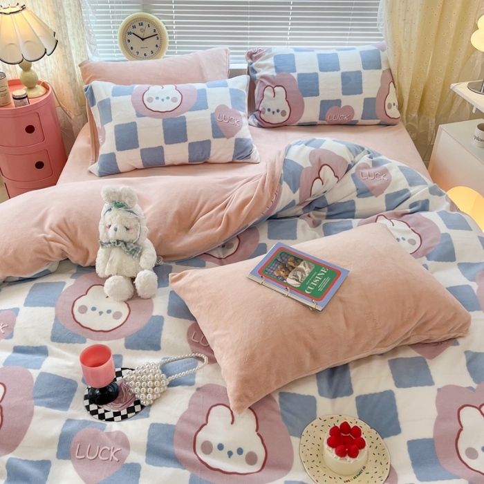 91家纺网 家纺一手货源 找家纺 昔可 2022新款牛奶绒卡通系列四件套 蓝棋盘兔兔