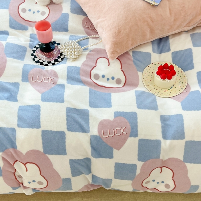 91家纺网 家纺一手货源 找家纺 昔可 2022新款牛奶绒卡通系列四件套 蓝棋盘兔兔