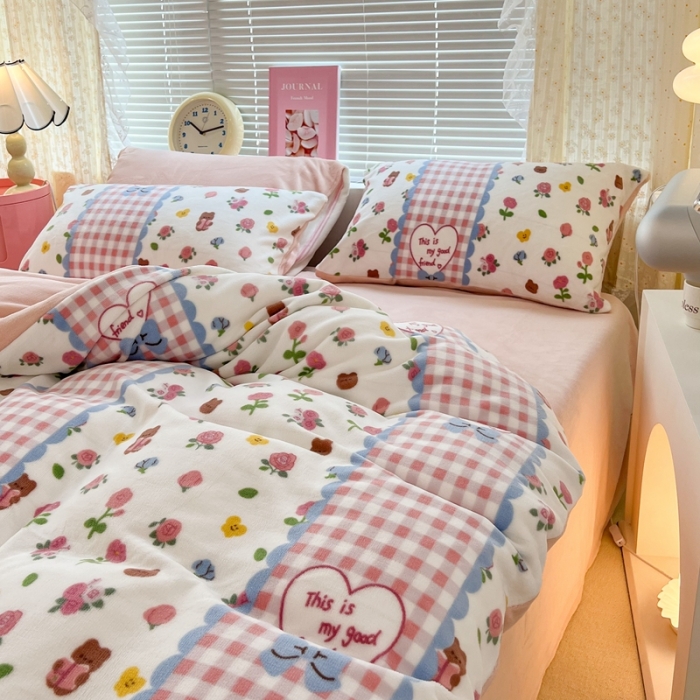 91家纺网 家纺一手货源 找家纺 昔可 2022新款牛奶绒卡通系列四件套 蕾丝玫瑰熊