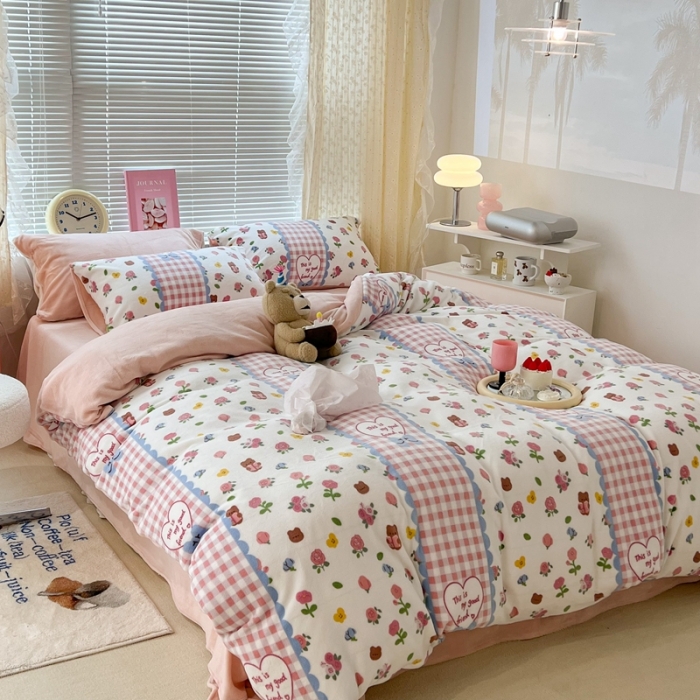 91家纺网 家纺一手货源 找家纺 昔可 2022新款牛奶绒卡通系列四件套 蕾丝玫瑰熊