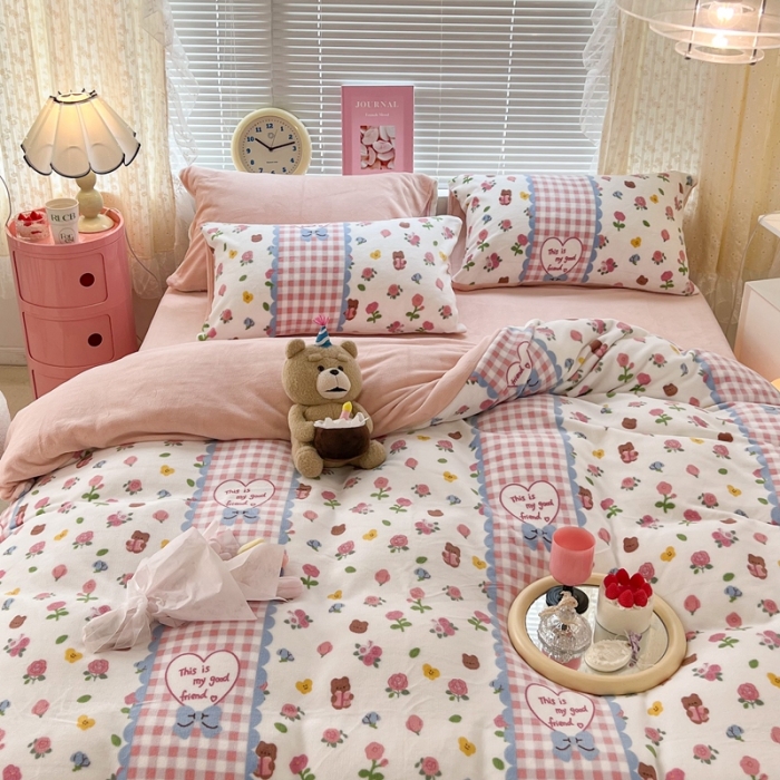 91家纺网 家纺一手货源 找家纺 昔可 2022新款牛奶绒卡通系列四件套 蕾丝玫瑰熊