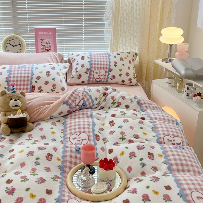 91家纺网 家纺一手货源 找家纺 昔可 2022新款牛奶绒卡通系列四件套 蕾丝玫瑰熊