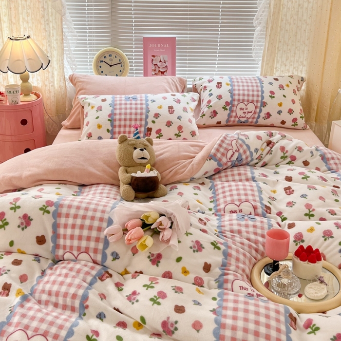 91家纺网 家纺一手货源 找家纺 昔可 2022新款牛奶绒卡通系列四件套 蕾丝玫瑰熊