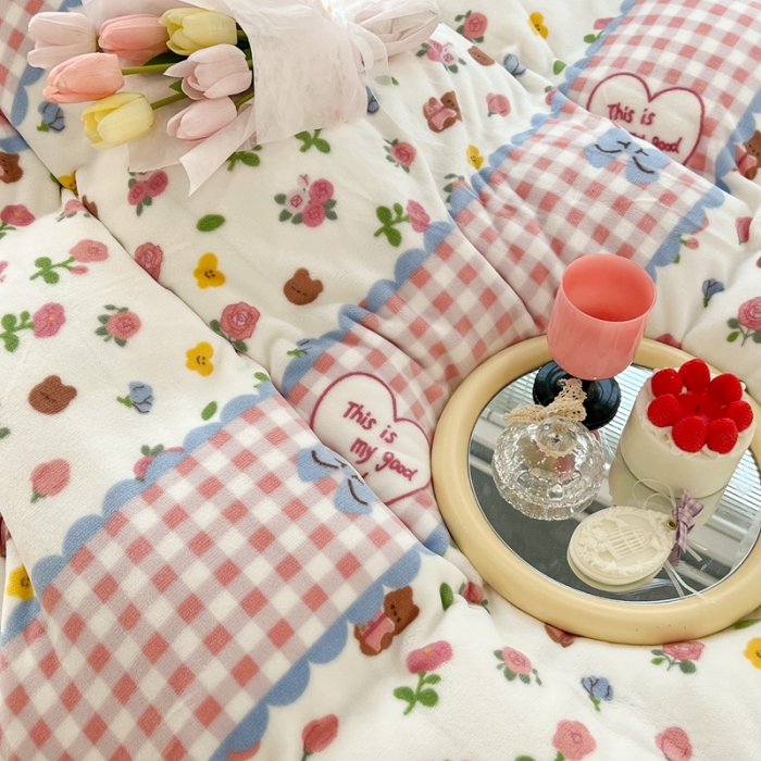 91家纺网 家纺一手货源 找家纺 昔可 2022新款牛奶绒卡通系列四件套 蕾丝玫瑰熊