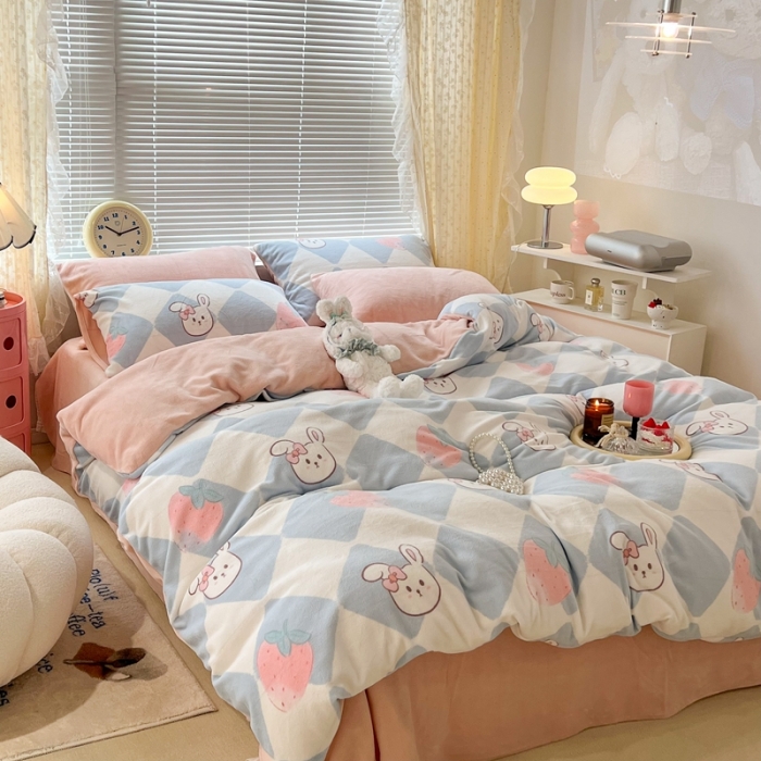 91家纺网 家纺一手货源 找家纺 昔可 2022新款牛奶绒卡通系列四件套 菱格小兔