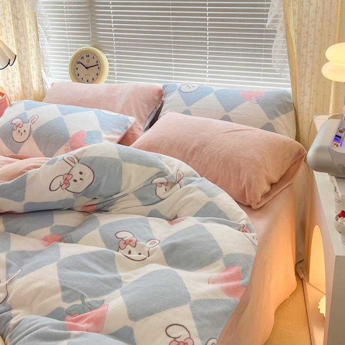 91家纺网 家纺一手货源 找家纺 昔可 2022新款牛奶绒卡通系列四件套 菱格小兔