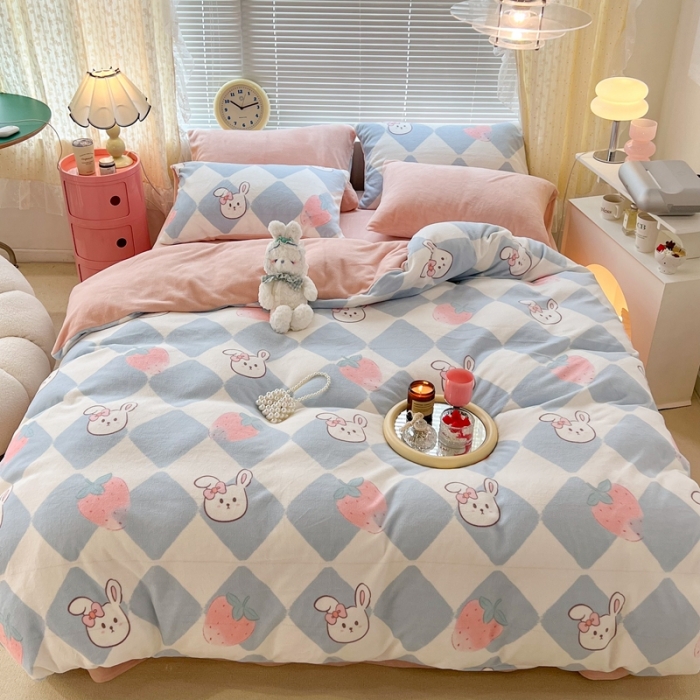 91家纺网 家纺一手货源 找家纺 昔可 2022新款牛奶绒卡通系列四件套 菱格小兔