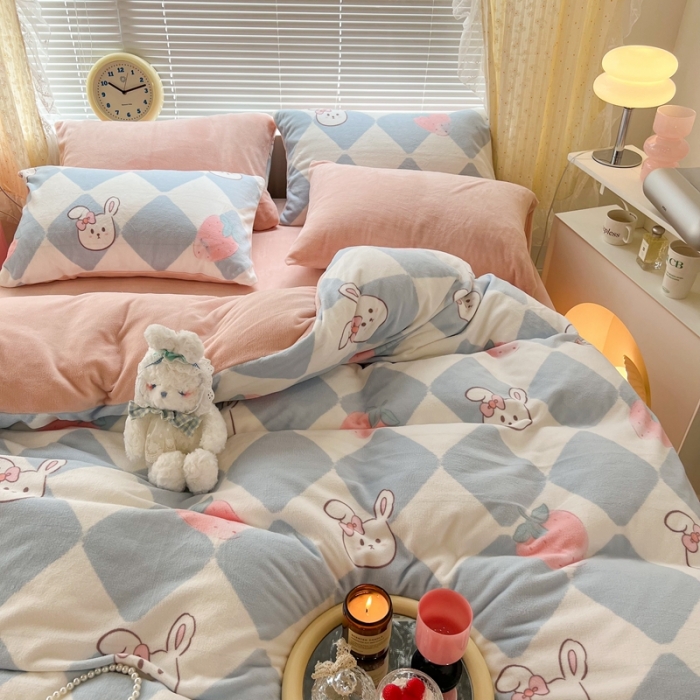 91家纺网 家纺一手货源 找家纺 昔可 2022新款牛奶绒卡通系列四件套 菱格小兔