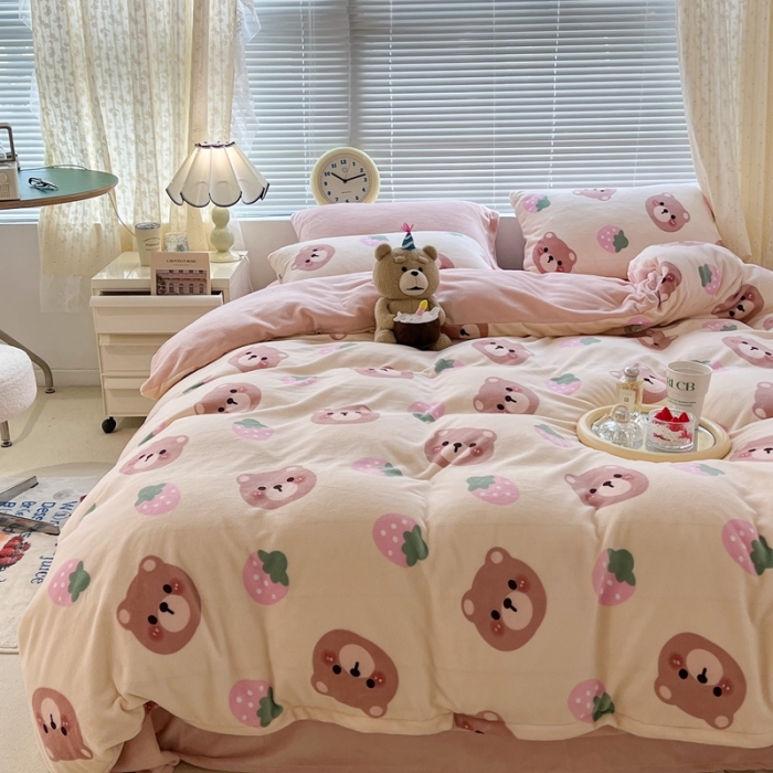91家纺网 家纺一手货源 找家纺 昔可 2022新款牛奶绒卡通系列四件套 小熊和草莓