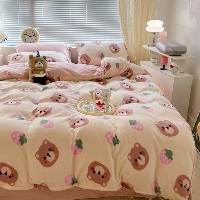 91家纺网 家纺一手货源 找家纺 昔可 2022新款牛奶绒卡通系列四件套 小熊和草莓