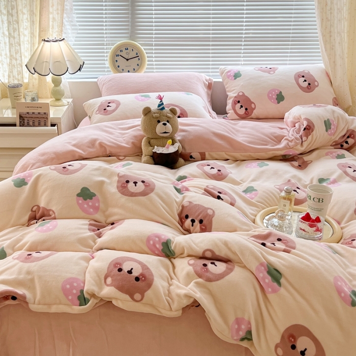 91家纺网 家纺一手货源 找家纺 昔可 2022新款牛奶绒卡通系列四件套 小熊和草莓