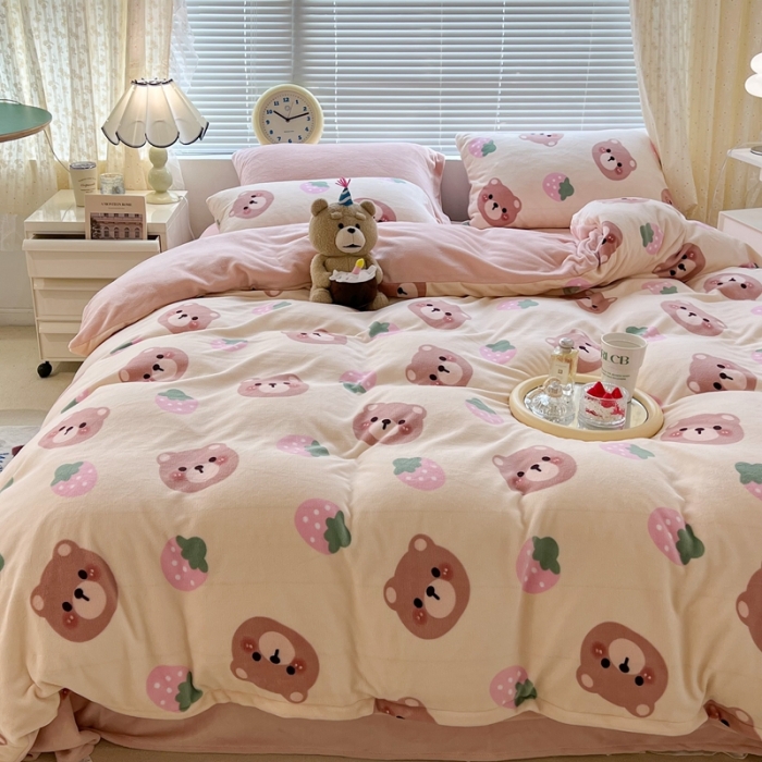 91家纺网 家纺一手货源 找家纺 昔可 2022新款牛奶绒卡通系列四件套 小熊和草莓