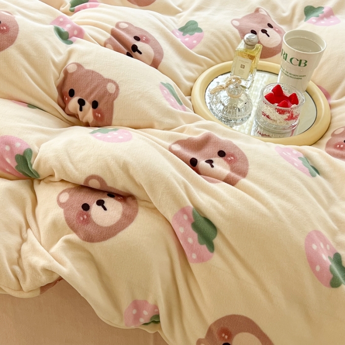 91家纺网 家纺一手货源 找家纺 昔可 2022新款牛奶绒卡通系列四件套 小熊和草莓