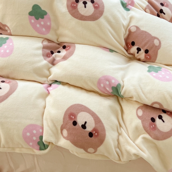 91家纺网 家纺一手货源 找家纺 昔可 2022新款牛奶绒卡通系列四件套 小熊和草莓