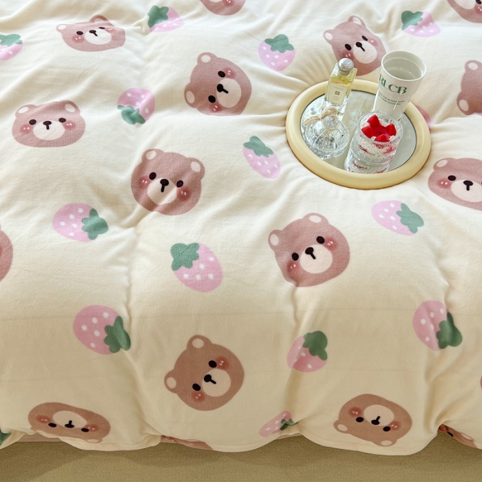 91家纺网 家纺一手货源 找家纺 昔可 2022新款牛奶绒卡通系列四件套 小熊和草莓