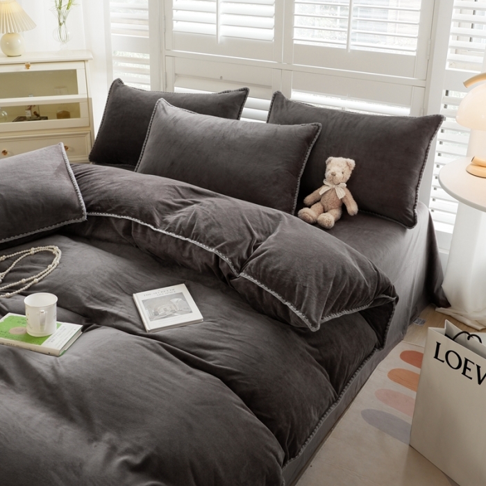 91家纺网 家纺一手货源 找家纺 啊雅家居 2025新款贝壳边宝宝绒四件套 贝壳黑灰