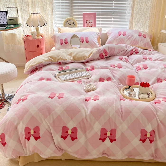 91家纺网 家纺一手货源 找家纺 昔可 2022新款牛奶绒少女小清新系列四件套 菱格蝴蝶结粉