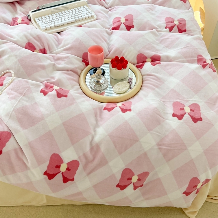 91家纺网 家纺一手货源 找家纺 昔可 2022新款牛奶绒少女小清新系列四件套 菱格蝴蝶结粉