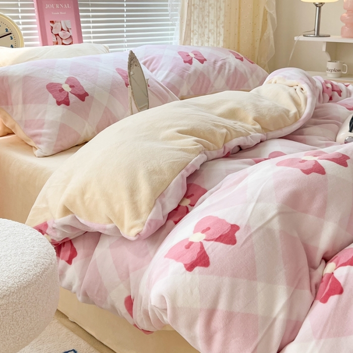 91家纺网 家纺一手货源 找家纺 昔可 2022新款牛奶绒少女小清新系列四件套 菱格蝴蝶结粉