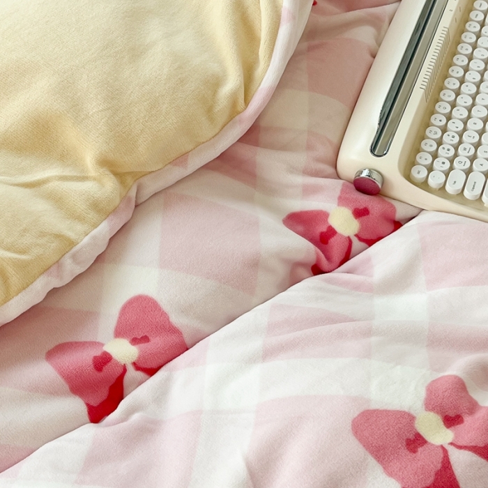 91家纺网 家纺一手货源 找家纺 昔可 2022新款牛奶绒少女小清新系列四件套 菱格蝴蝶结粉