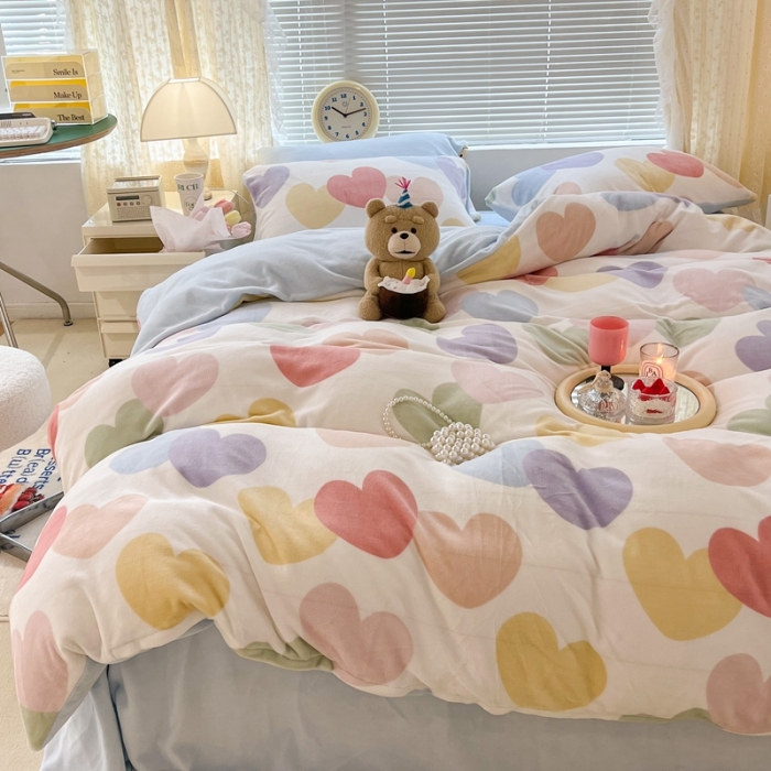 91家纺网 家纺一手货源 找家纺 昔可 2022新款牛奶绒少女小清新系列四件套 七彩爱心