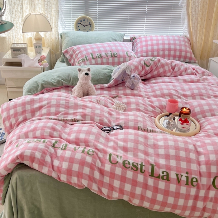 91家纺网 家纺一手货源 找家纺 昔可 2022新款牛奶绒少女小清新系列四件套 字母粉格