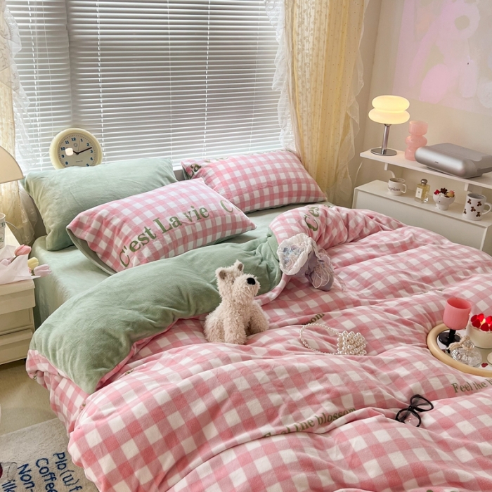 91家纺网 家纺一手货源 找家纺 昔可 2022新款牛奶绒少女小清新系列四件套 字母粉格