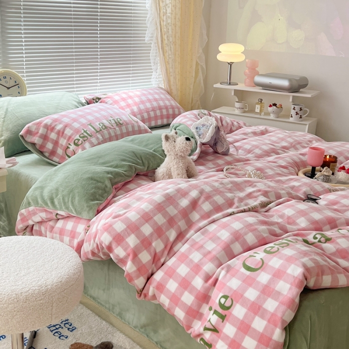 91家纺网 家纺一手货源 找家纺 昔可 2022新款牛奶绒少女小清新系列四件套 字母粉格