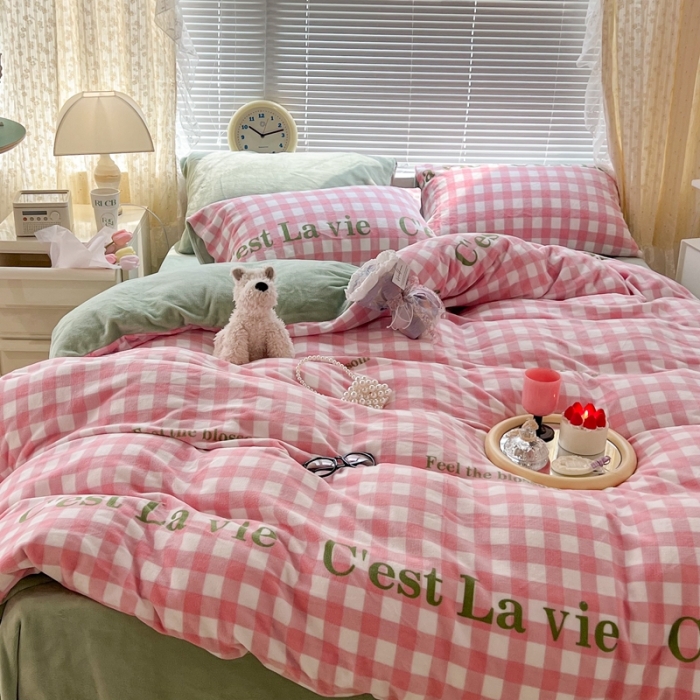 91家纺网 家纺一手货源 找家纺 昔可 2022新款牛奶绒少女小清新系列四件套 字母粉格