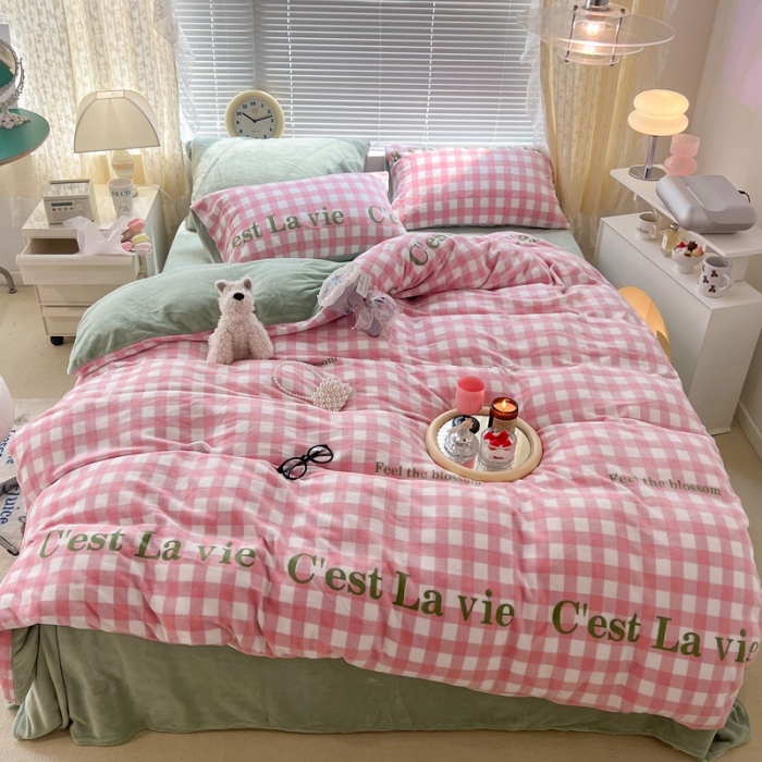 91家纺网 家纺一手货源 找家纺 昔可 2022新款牛奶绒少女小清新系列四件套 字母粉格