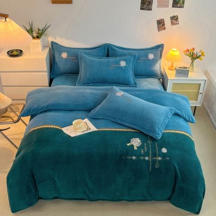 91家纺网 家纺一手货源 找家纺 优姿家纺 2022新款牛奶绒8斤双拼色绣花保暖四件套 山茶花-蓝+绿