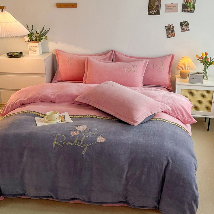 91家纺网 家纺一手货源 找家纺 优姿家纺 2022新款牛奶绒8斤双拼色绣花保暖四件套 爱心-粉