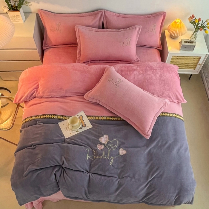 91家纺网 家纺一手货源 找家纺 优姿家纺 2022新款牛奶绒8斤双拼色绣花保暖四件套 爱心-粉