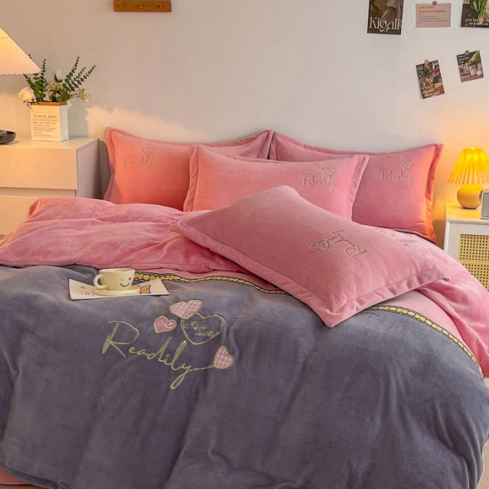 91家纺网 家纺一手货源 找家纺 优姿家纺 2022新款牛奶绒8斤双拼色绣花保暖四件套 爱心-粉