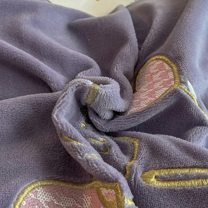 91家纺网 家纺一手货源 找家纺 优姿家纺 2022新款牛奶绒8斤双拼色绣花保暖四件套 爱心-粉