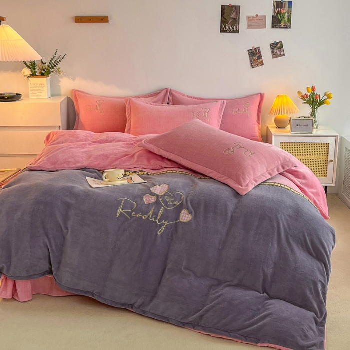 91家纺网 家纺一手货源 找家纺 优姿家纺 2022新款牛奶绒8斤双拼色绣花保暖四件套 爱心-粉