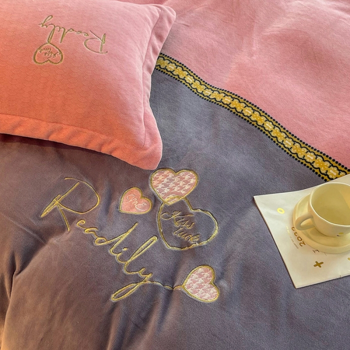 91家纺网 家纺一手货源 找家纺 优姿家纺 2022新款牛奶绒8斤双拼色绣花保暖四件套 爱心-粉