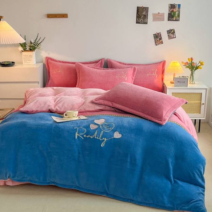 91家纺网 家纺一手货源 找家纺 优姿家纺 2022新款牛奶绒8斤双拼色绣花保暖四件套 爱心-粉+蓝